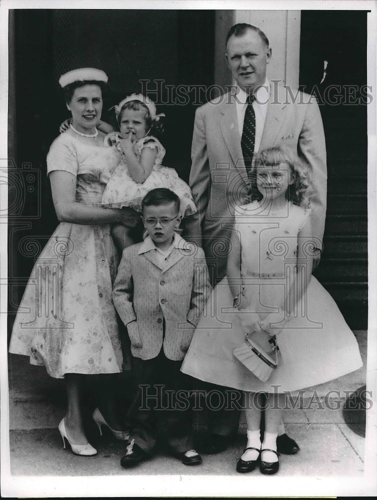 1959 Press Photo Joseph Sullivan and his wife Lorraine Sullivan with their kids - Historic Images