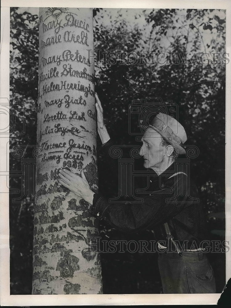 1938 Press Photo Christian Scheerer next to beach trees with names inscribed - Historic Images
