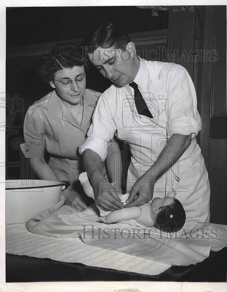 1948 Press Photo Assistant professor Catherine Sheckler teaching student-Historic Images