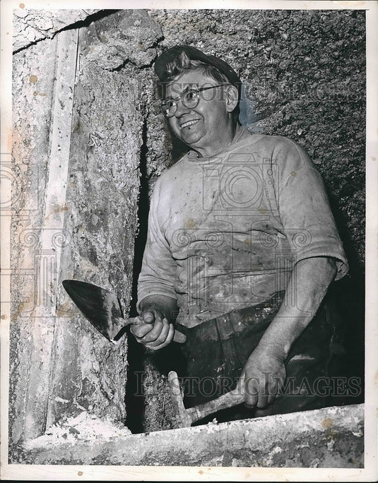1956 Press Photo Lucian 'Mike' Wjsocki working at Alcoa - Historic Images