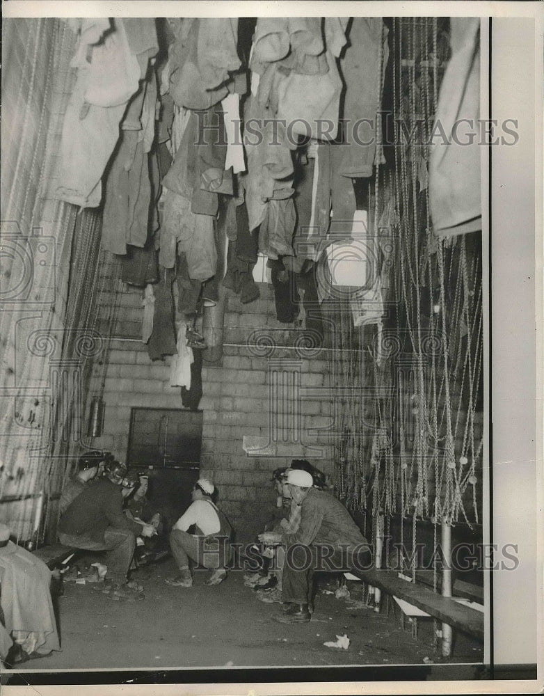 1951 Press Photo Construction workers taking a break In an alley way - nea55543 - Historic Images