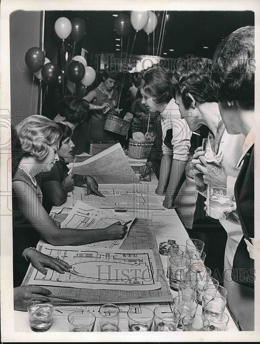1968 Press Photo Hostesses Seating the crowd at an event - nea55545 - Historic Images