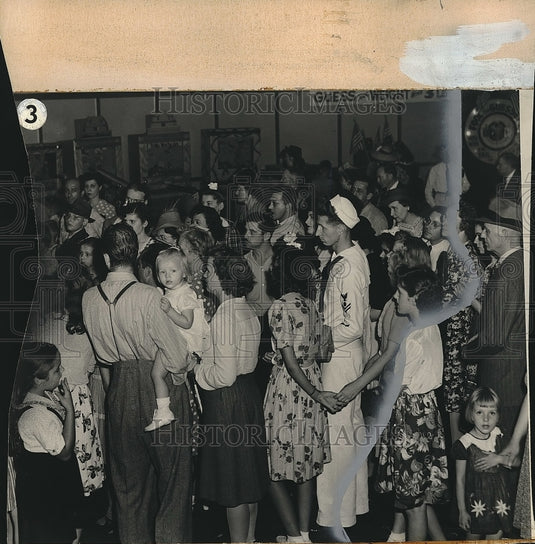 1943 Press Photo crowd at Harvest Festival midway - nea55549 - Historic Images
