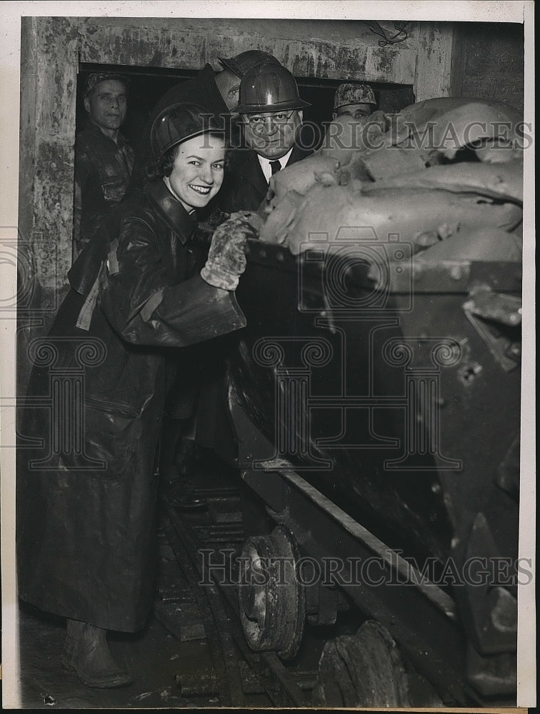 1939 United Airlines Stewardess Alice Ola Visits Chicago Subway - Historic Images