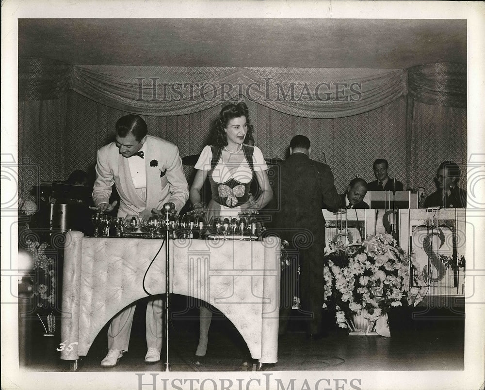 1950 Two people playing wineglasses at an event  - Historic Images