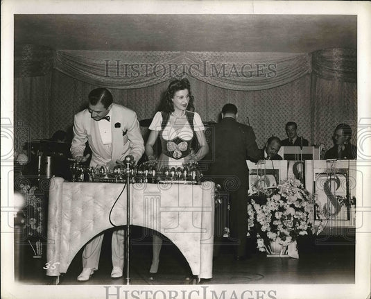 1950 Two people playing wineglasses at an event  - Historic Images