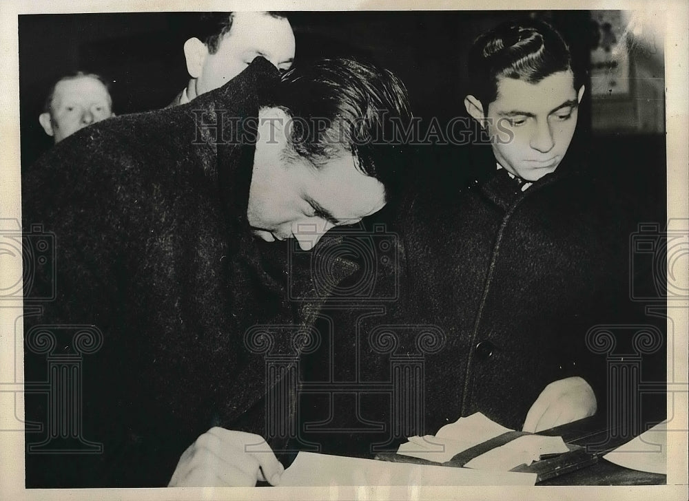 1940 Press Photo Anthony Girasole also known as Frank Roberts signing papers - Historic Images