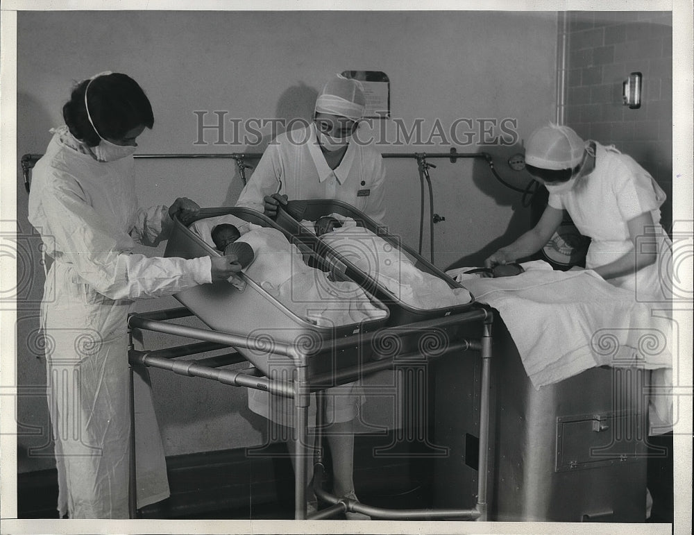 1935 triplets of Mrs. Estelle Carranza at L.A. General Hospital - Historic Images