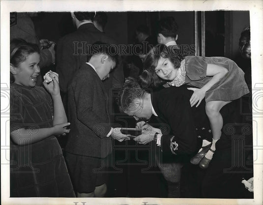 1943 Press Photo Sub Lt. J.W. Charlesworth Nina Tilney Anzac Club - Historic Images