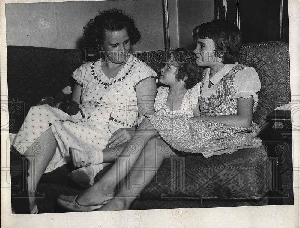 1955 Press Photo Mrs. Betty Vess with Diana and Lois - Historic Images