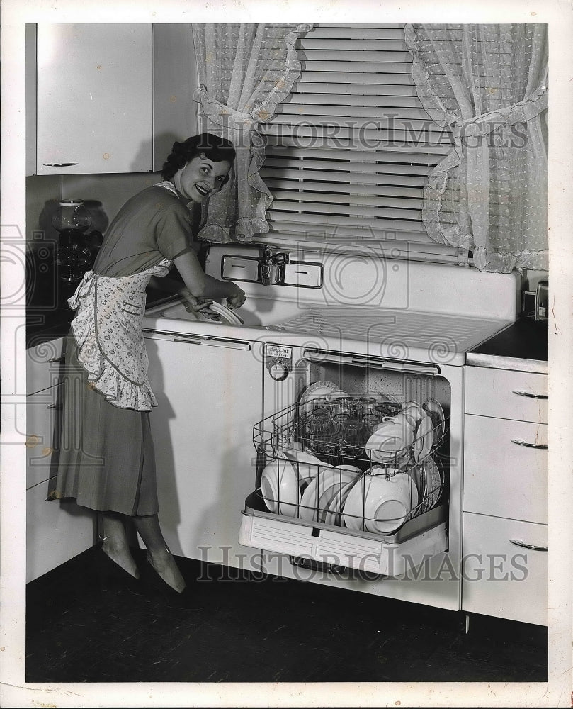 1952 Press Photo Lady Loading Dishes In Dishwasher - Historic Images