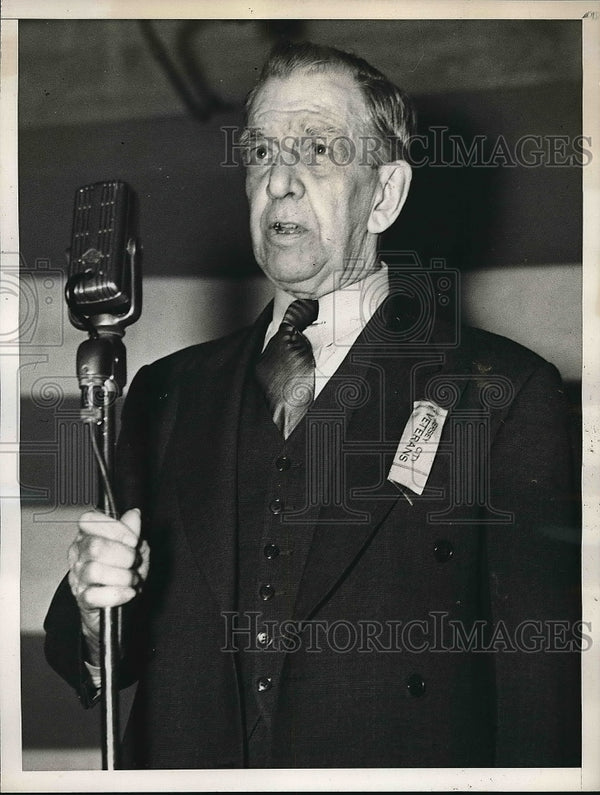 George Vickers 1938 Col. George Vickers addressing veterans - Historic Images