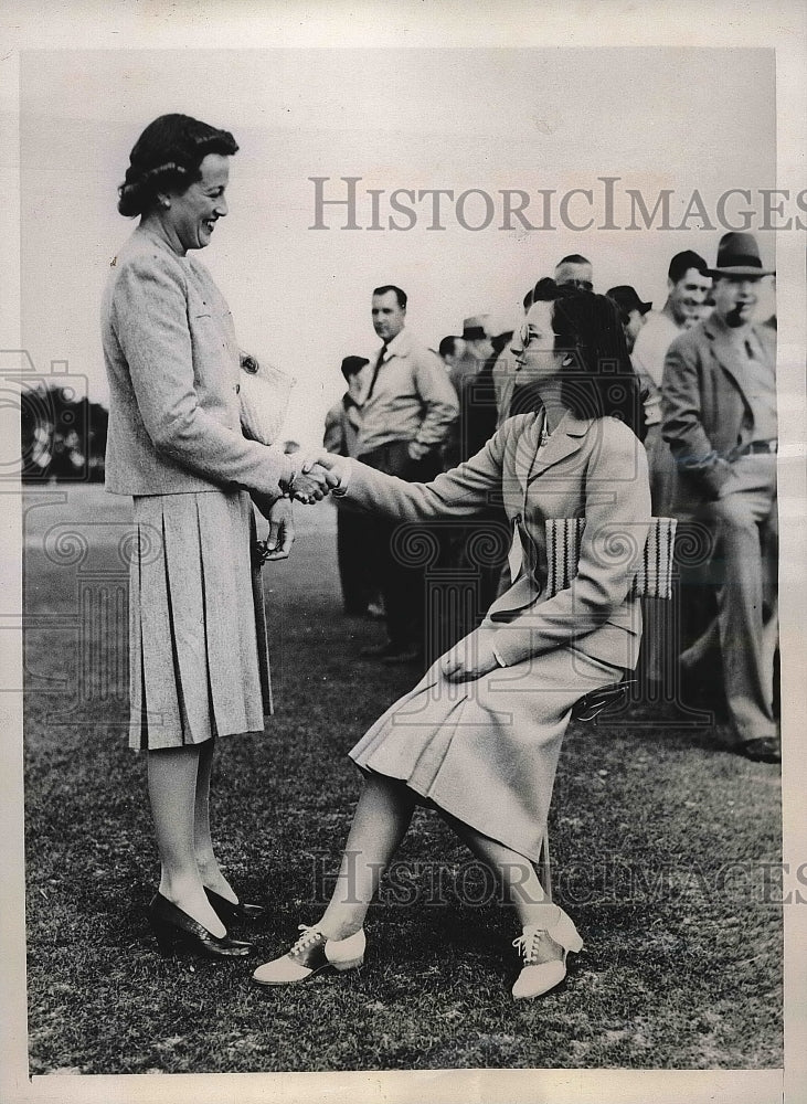 1940 Mrs. Harold Smith and Mrs. Ben Hogan at golf championship - Historic Images