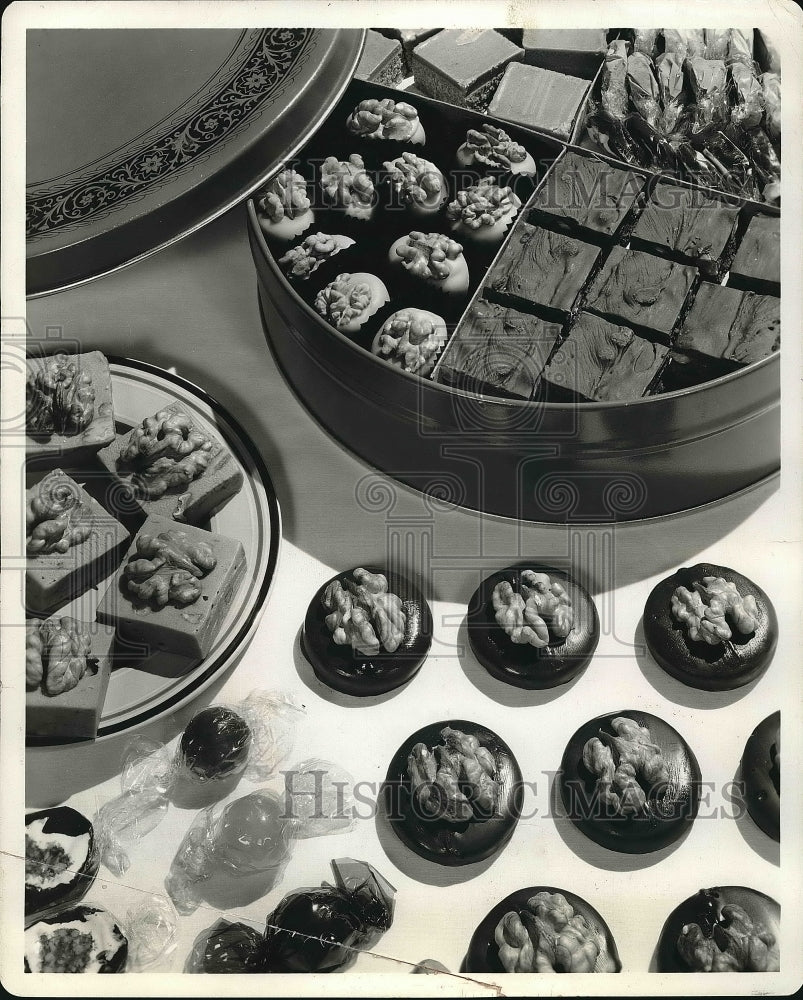 1940 Various chocolates and sweets on display  - Historic Images