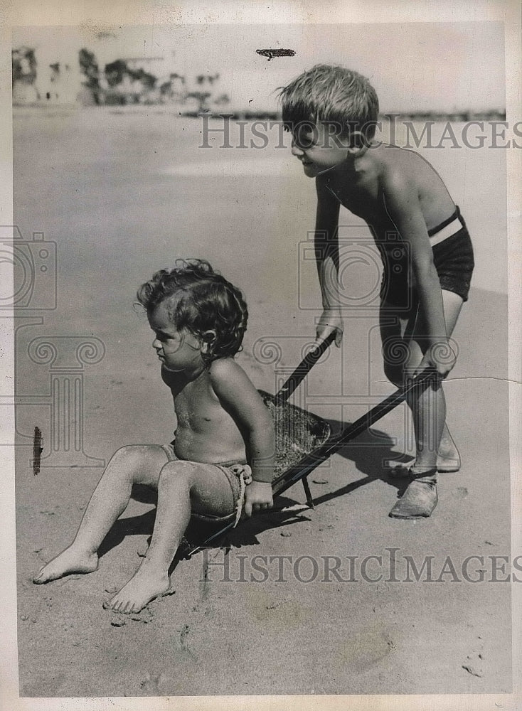 1936 Press Photo William Simpson and Rose Coggins playing at the beach - Historic Images