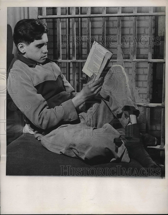 1948 Press Photo Rafael "Rocky" Villasenor, Reads Book in Chicago County Jail - Historic Images