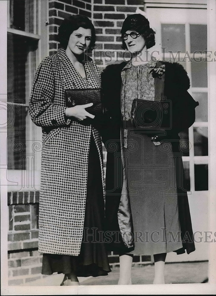 1936 Nona Cloyes and Mrs. GW spell Cloyes arriving in Minneapolis - Historic Images