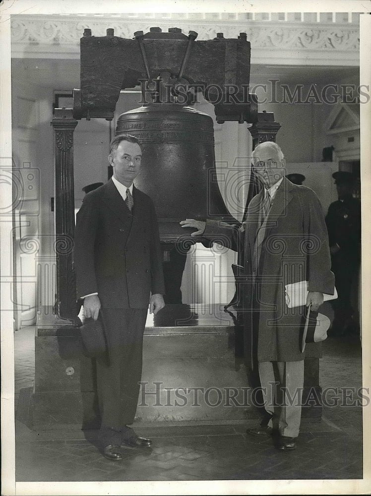 1932 Gov. Doyle Carlton and Clayton Cooper in front of Liberty Bell - Historic Images