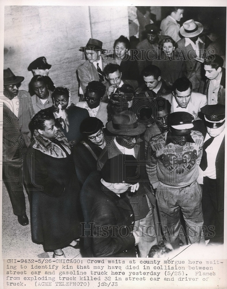 1950 Press Photo Crowd waiting outside a morgue to identify bodies from accident - Historic Images