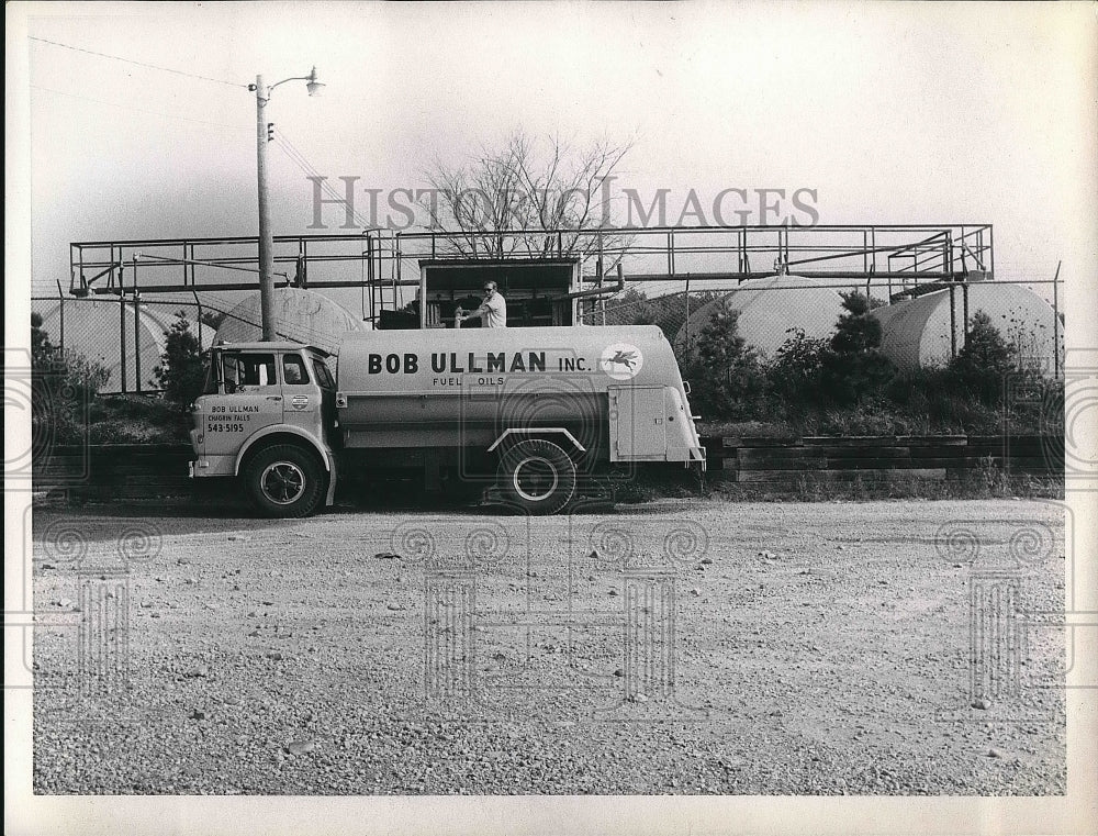 Larry Kachele driver for Bob Ullman Inc.  - Historic Images