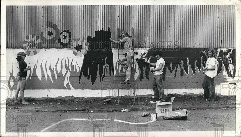 Dawn Riley, Ricky Heidenrich, Chuck Carter and Denise Brown painting - Historic Images