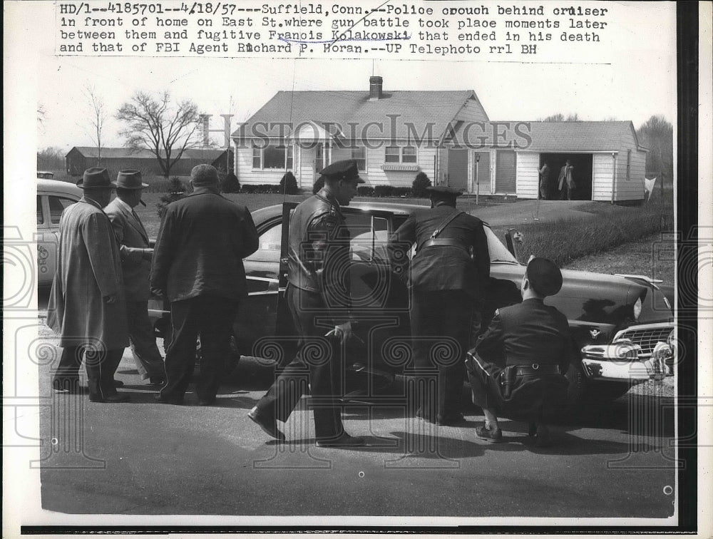1957 Press Photo Police crouched in front of house holding François Kolakowski - Historic Images