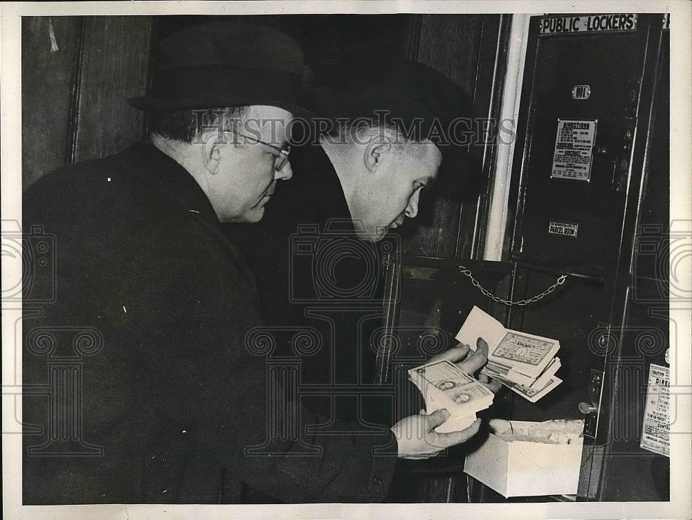 1940 Press Photo Detectives Clarence Ferguson and Charles Perkolup working case - Historic Images
