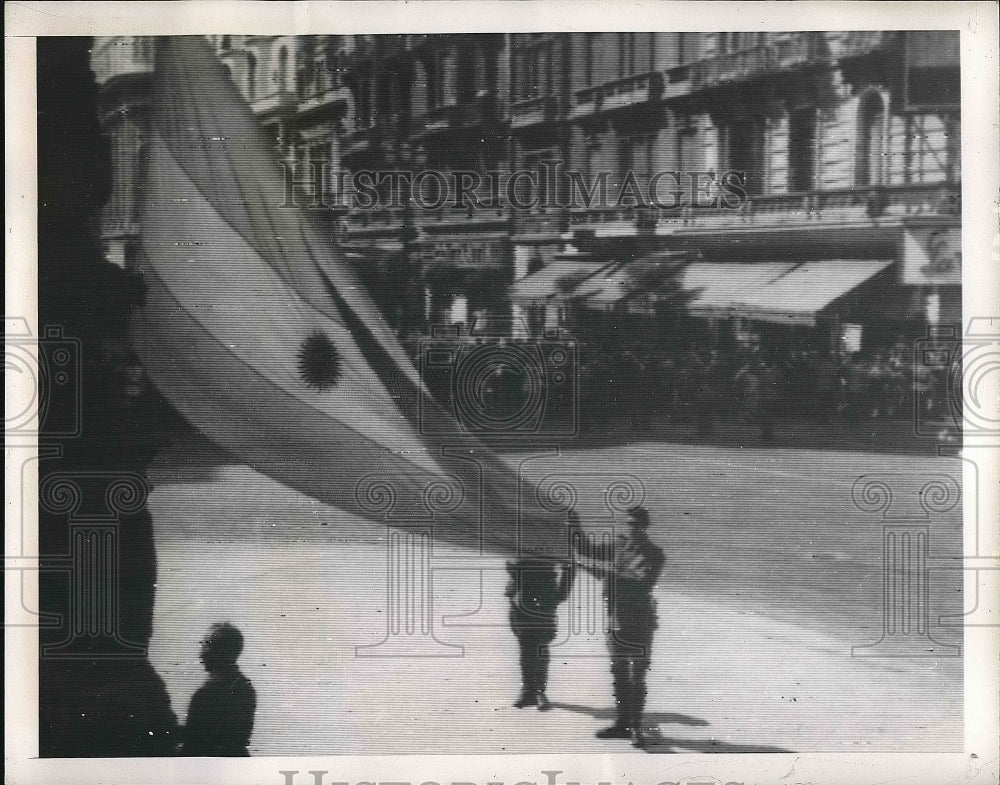 1946 Argentinian Flag Raised Over Congress For 1st Time Since 1943 - Historic Images