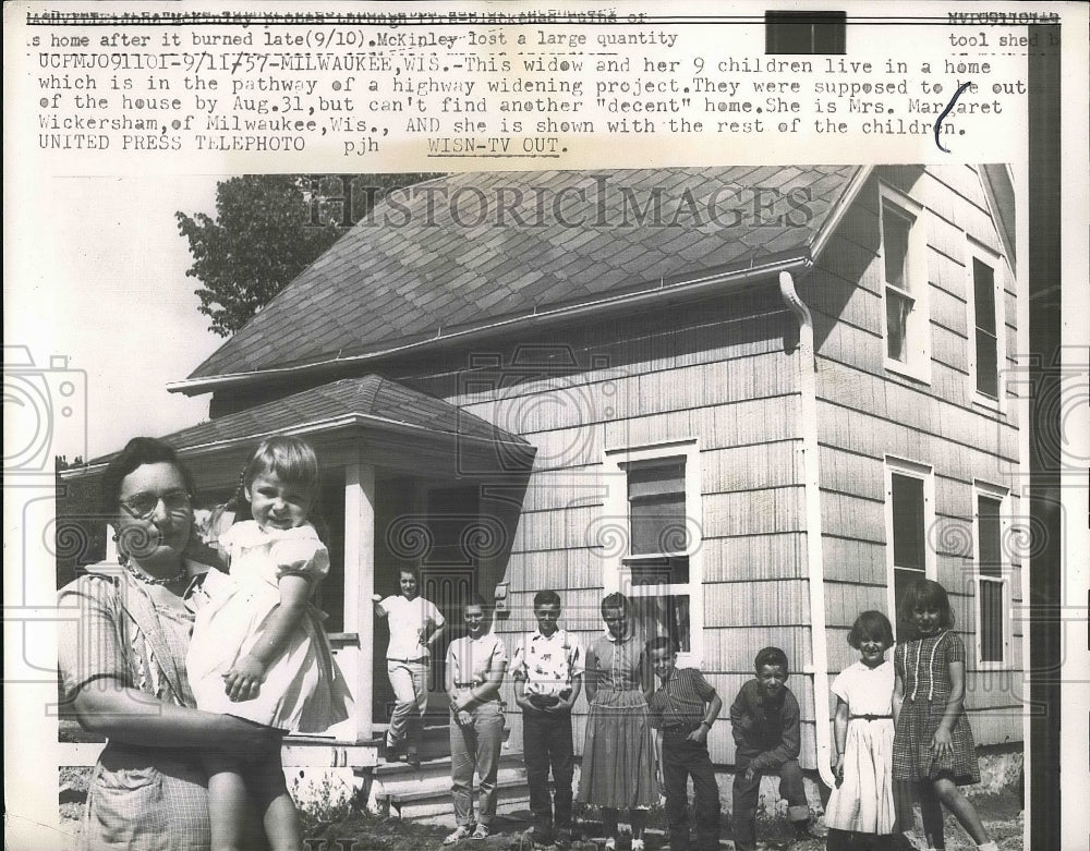 1957 Press Photo Mrs. Margaret Wickersham at of her home with her nine children - Historic Images