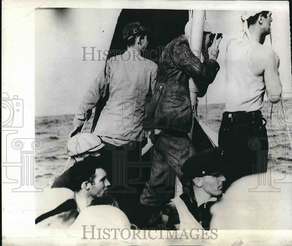 1942 Press Photo Crewmen of an American merchant ship after their ship was sunk-Historic Images