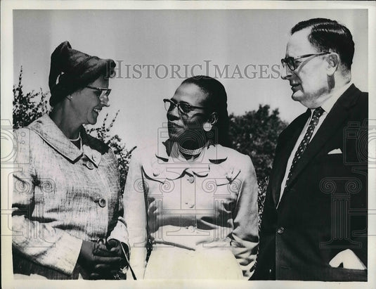 1961 Press Photo Leatha Cobb with Dr. B.W. Van Houten during her son's trial - Historic Images