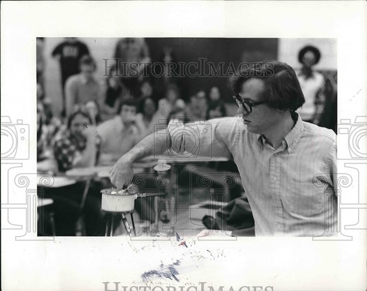 Physics professor Jearl Walker teaching class  - Historic Images