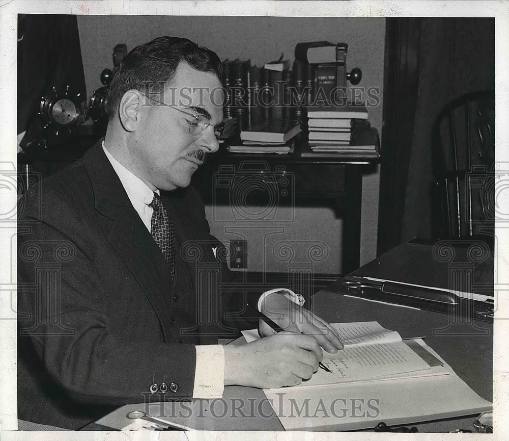 1947 Gov. Thomas E. Dewey signing Bill  - Historic Images
