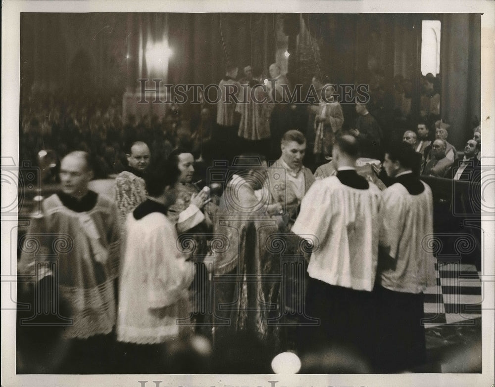 1939 Press Photo Bishop Stephen Donahue and Archbishop Spellman at Mass - Historic Images