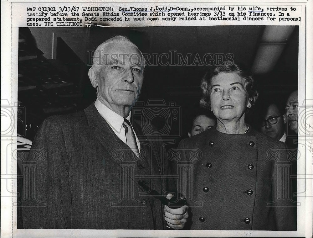 1967 Press Photo Sen. Thomas Dodd with his wife arriving at Senate committee - Historic Images