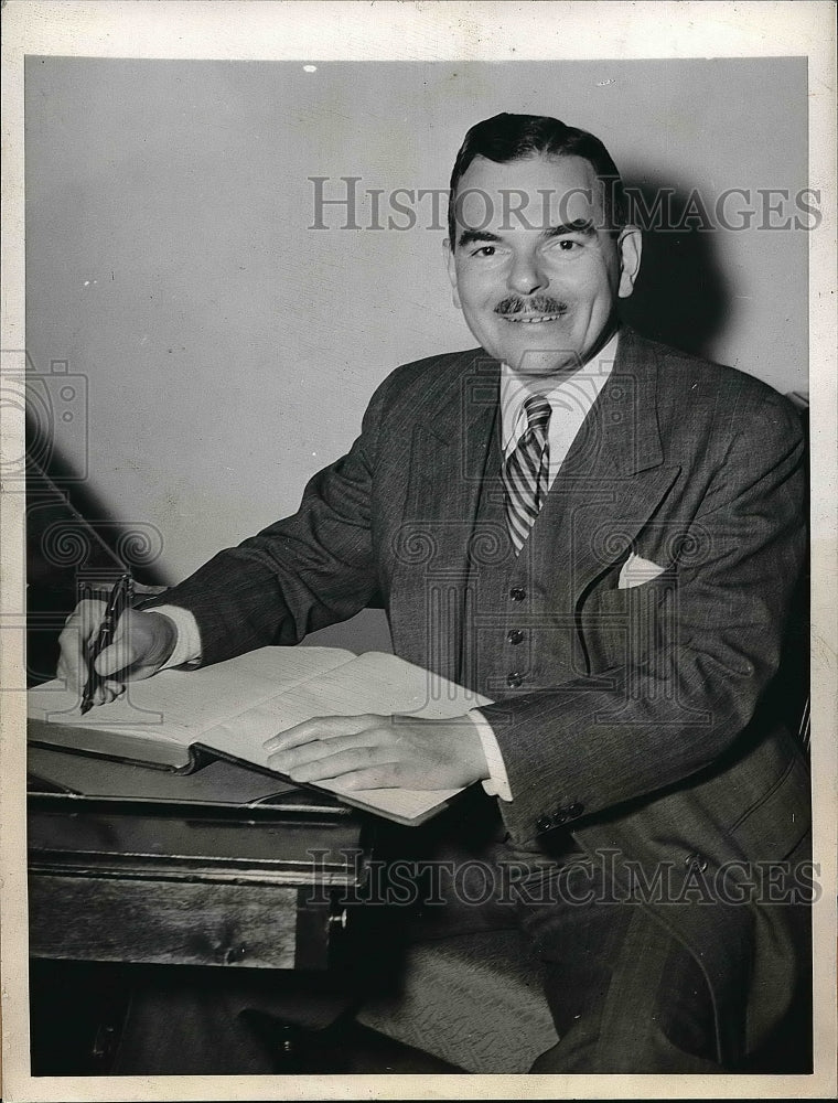 1945 Press Photo Governor Thomas E. Dewey During Donation To Clothing Drive - Historic Images