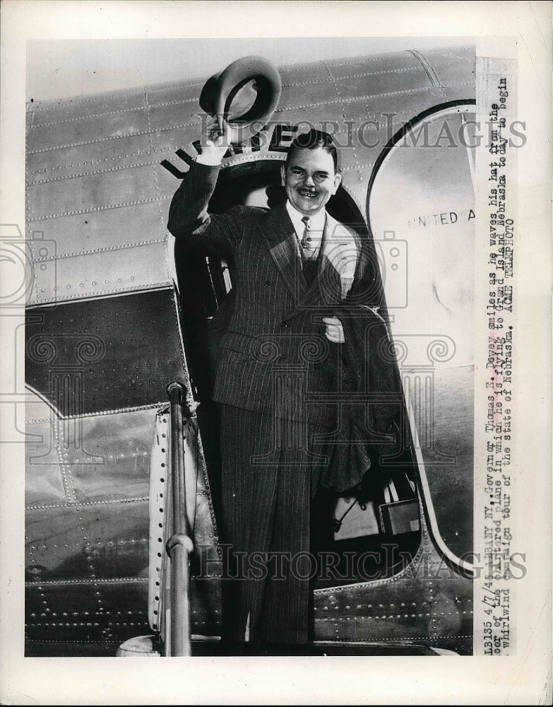 1945 New York Governor Thomas E. Dewey Waving From Chartered Plane - Historic Images