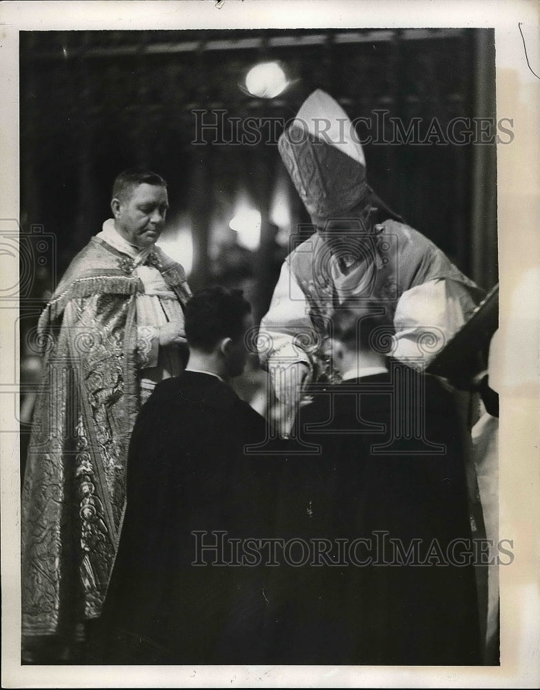 1939 Bishop Stephen Donahue during mass  - Historic Images