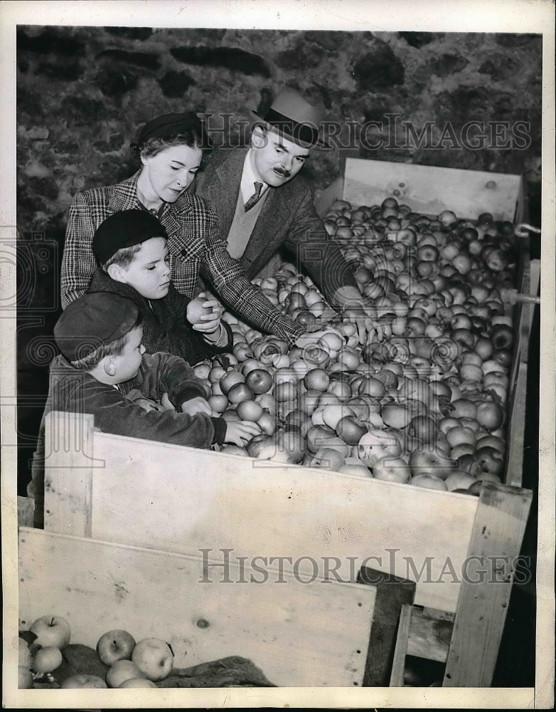 1944 Gov. and Mrs. Thomas Dewey with their sons John and Thomas - Historic Images