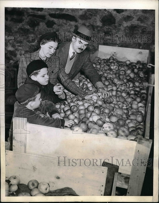 1944 Gov. and Mrs. Thomas Dewey with their sons John and Thomas - Historic Images