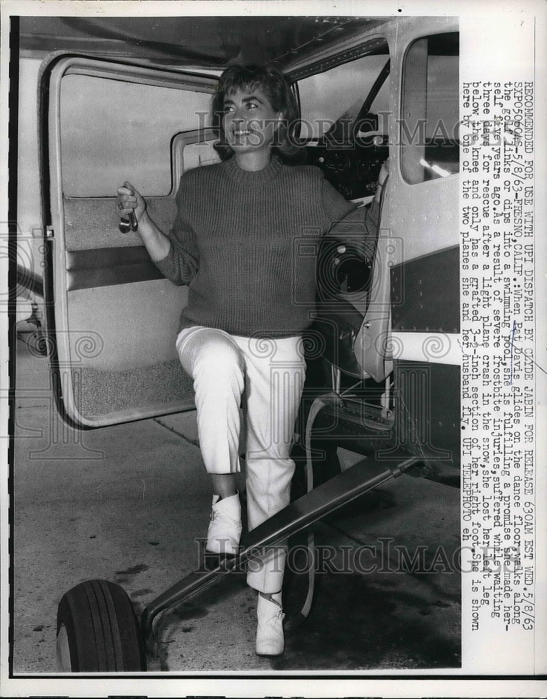 1963 Pat Davis Standing Outside Of Plane Fulfilling Her Promise - Historic Images
