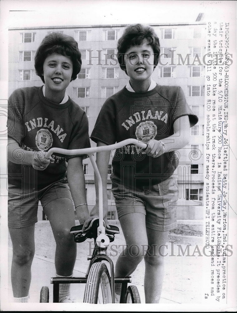 1963 Press Photo Mary Jo and Betty Jo Day practicing for the bicycle race-Historic Images