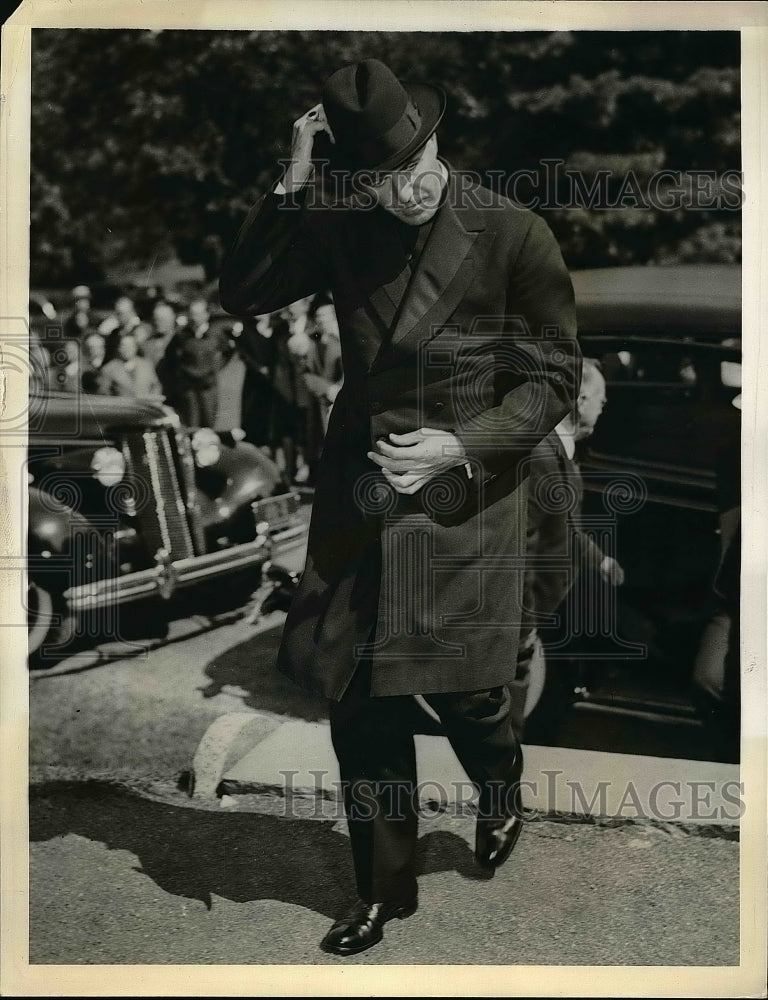 1938 Press Photo Bishop Stephen J. Donohue leaving St. Patrick's Cathedral - Historic Images