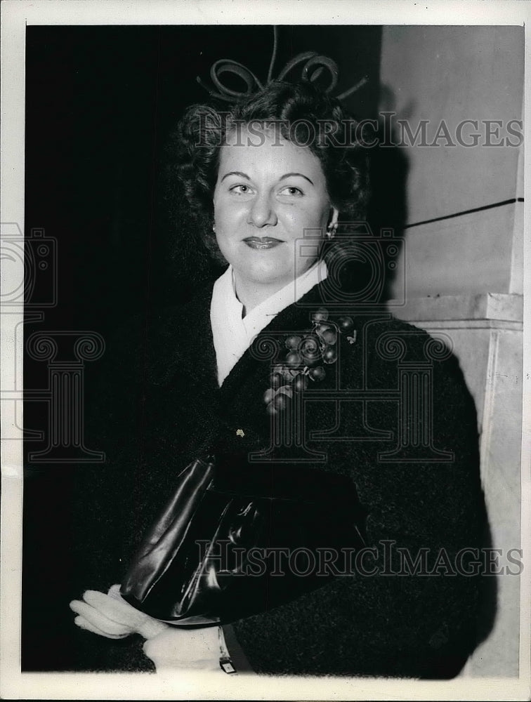1944 Mrs. Nancy Suzanne Anderson Crabtree after gaining inheritance - Historic Images