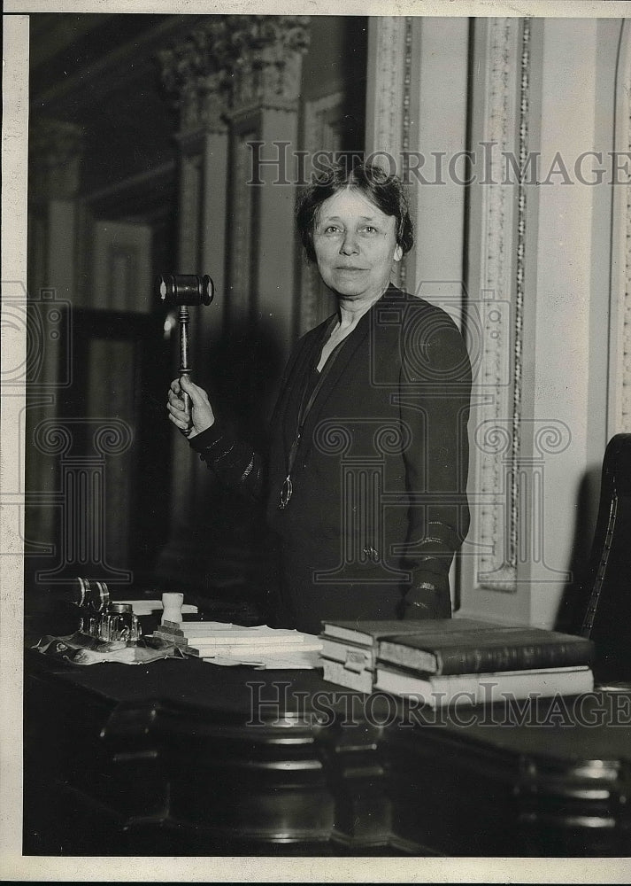 1932 Press Photo Mrs. Caraway holding a mallet - nea56151 - Historic Images