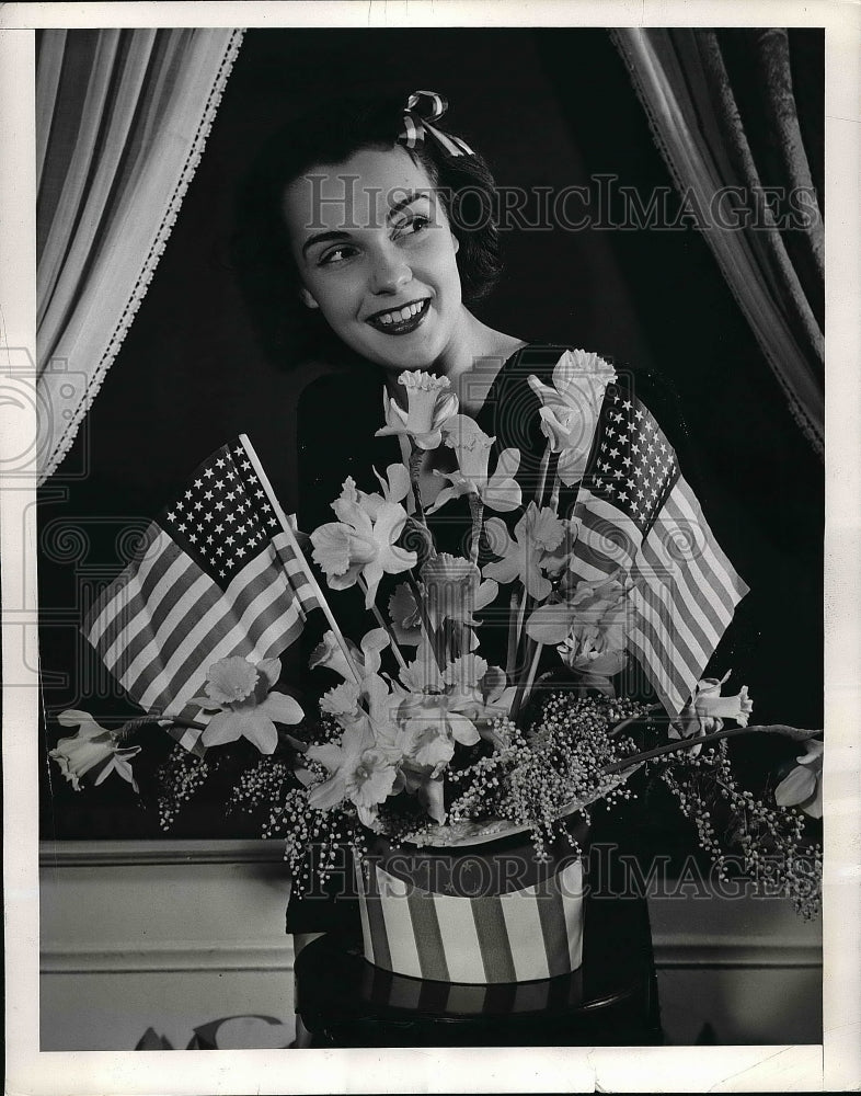 1942 Patriotic valentine flower arrangement  - Historic Images