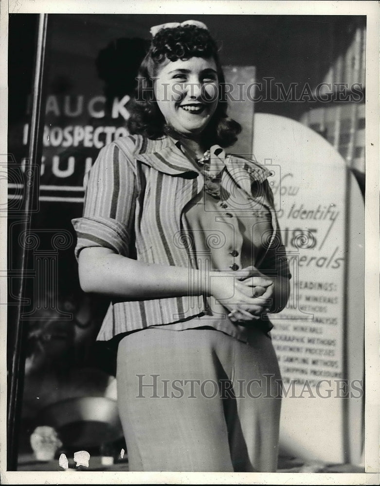 1941 Edith Van Sands posing for photo  - Historic Images
