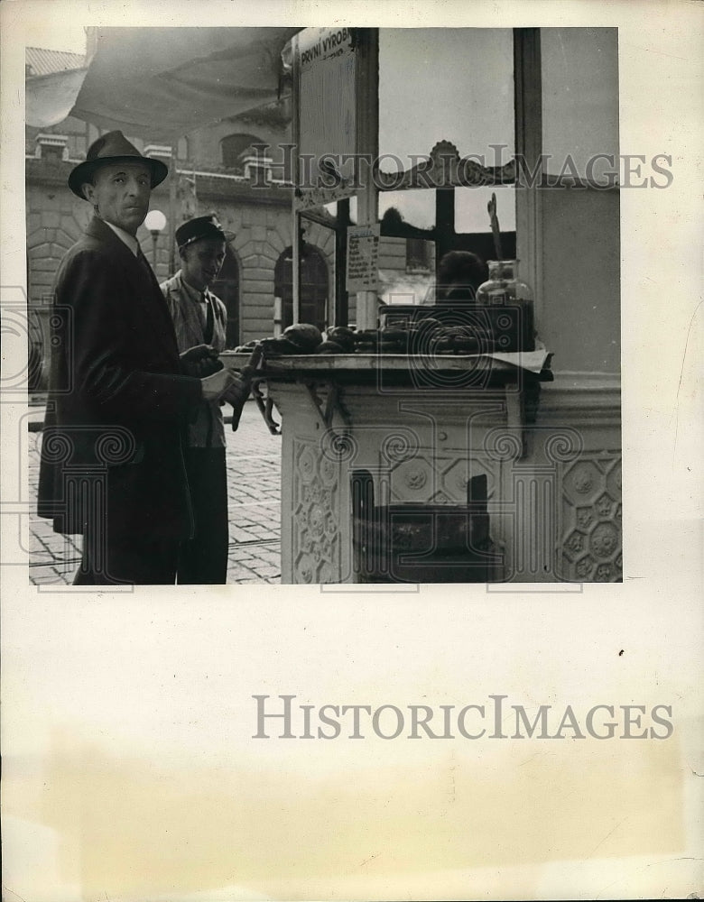 Press Photo Man Buying food at food concession stand - nea56225 - Historic Images