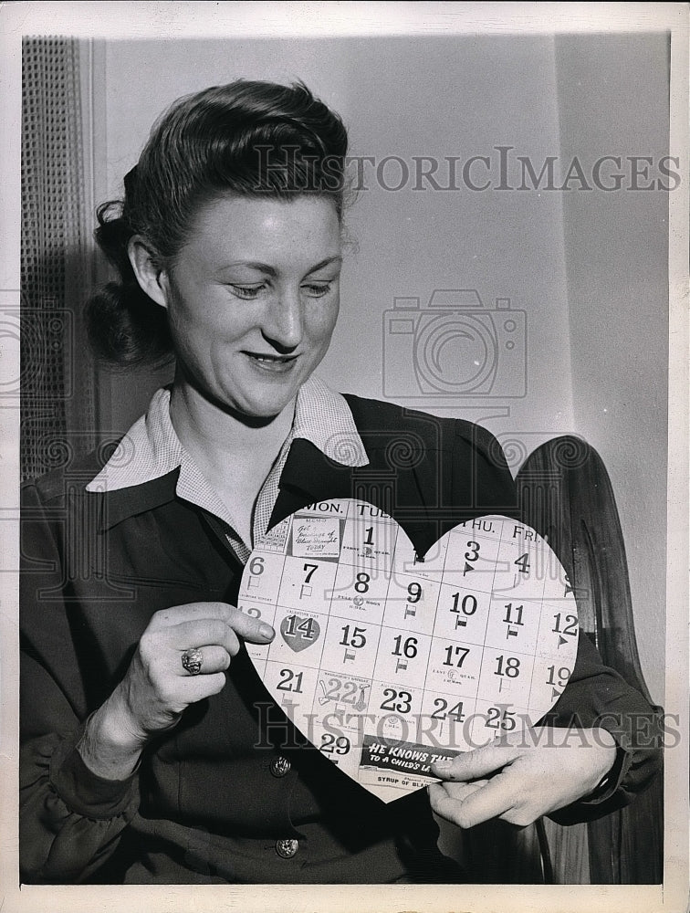 1944 Press Photo Valentine Day holding a calendar - nea56226 - Historic Images