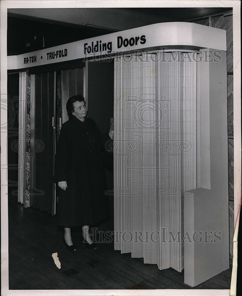 1953 Press Photo Lady Viewing Filding Doors On Display - Historic Images